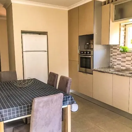 Semesterbostad Spacious House In Atalaia With Shared Pool