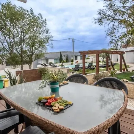 Semesterbostad Spacious House In Atalaia With Shared Pool